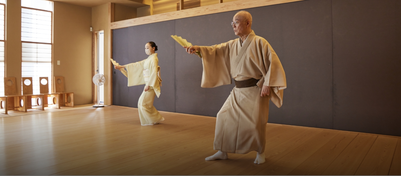 日本舞踊家を目指して新橋の芸妓から尾上流の内弟子に転じた尾上菊晴さんの稽古。
              動きをなめらかにするため、空気抵抗や重心を意識するように指導する。