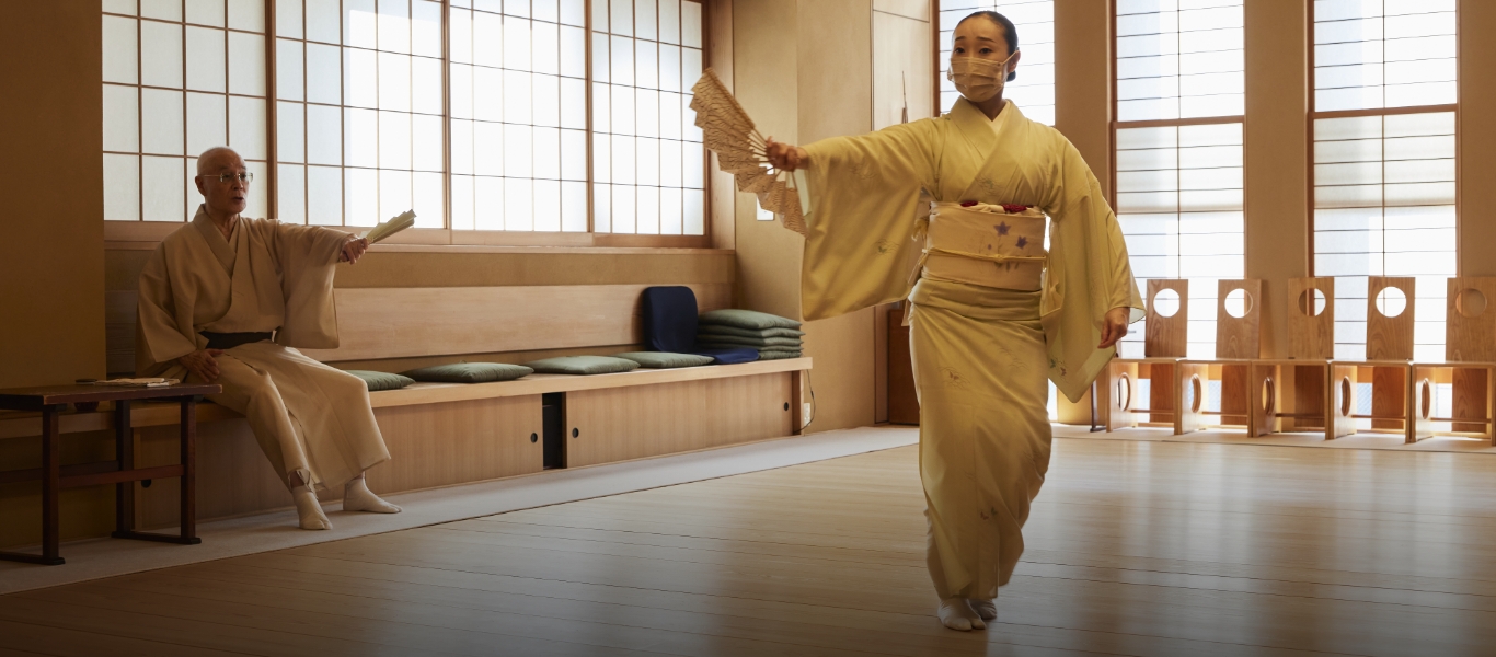 横を見るときは目線だけでなく、鼻穴までそちら側を向くように指導する。
              鼻を意識すると顔の軸を美しく動かすことができる。