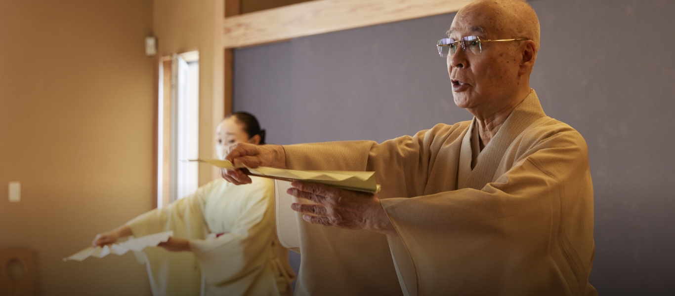 日本舞踊の動きは静かだが、重心を一定になめらかに動くには体幹の筋肉が重要で、稽古を重ねると体幹が強くなる。