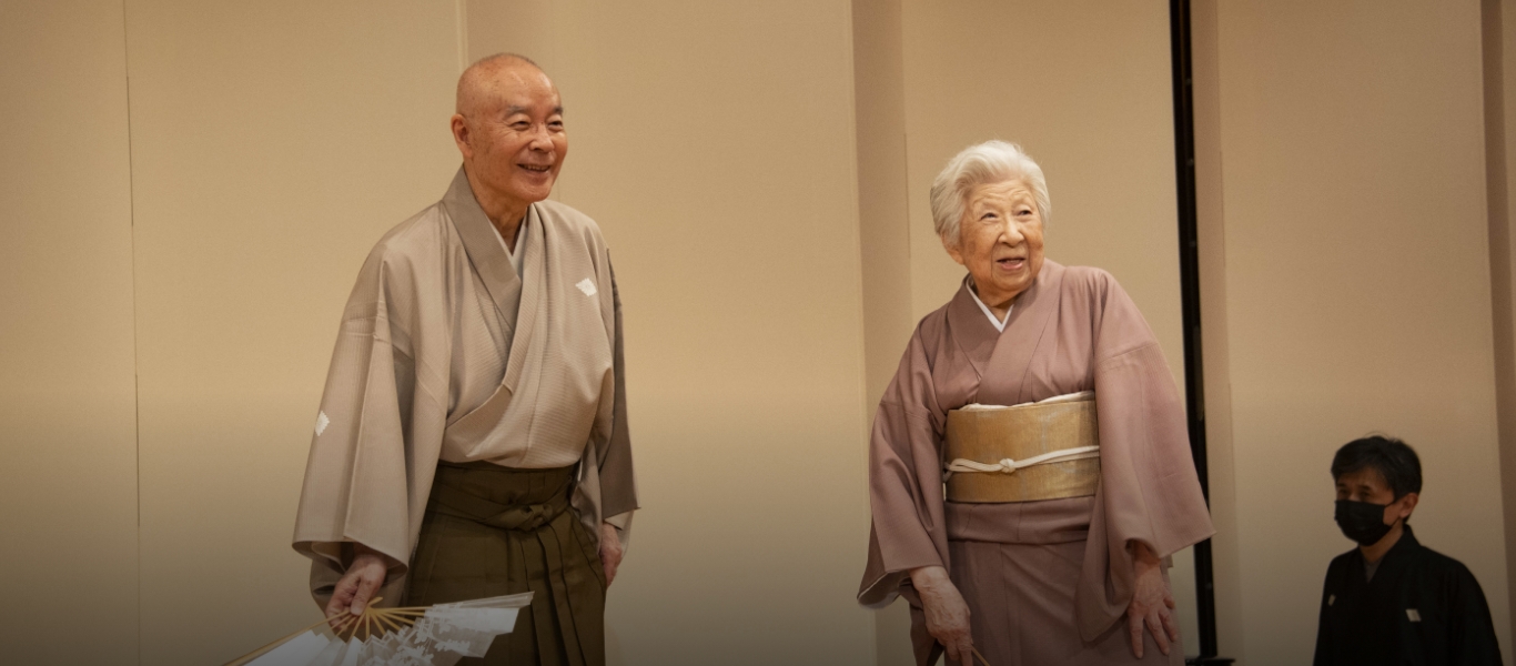 2022（令和4）年7月に行われた「尾上菊音　百寿を祝う会」のリハーサル風景。
              戦後の早い時期から初代菊之丞に師事した尾上菊音氏は、尾上墨雪氏にとって大先輩。舞台での共演も多い。