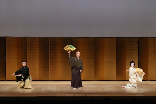 2022（令和4）年9月23日に行われた「初代国立劇場さよなら公演　舞踊名作集Ⅰ」より、「四季三葉草」。親子三人の息の合った舞台が観客を魅了した。写真提供：国立劇場