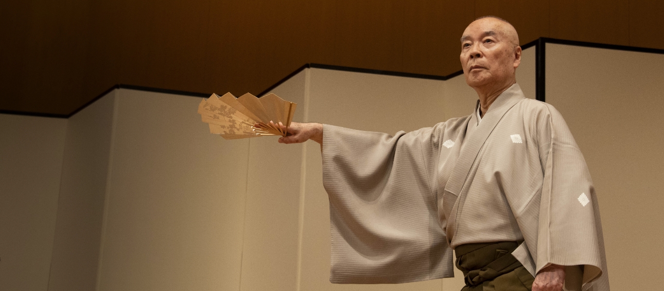 世阿弥は「風姿花伝」で、すぐれた能役者に老いても残る魅力を「まことの花」と呼んだ。価値観の多様な現代日本でまことの花とは一体どのようなものか。尾上墨雪は自身の身体をもってその花を探し続けている。