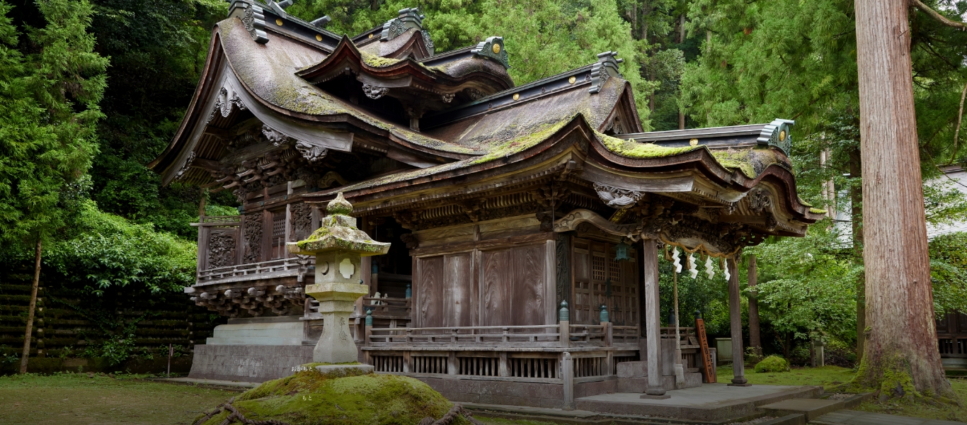 紙漉きを伝えたという伝説の女性「川上御前」を祀る岡太神社・大瀧神社。独特の屋根形式をもった社殿は国の重要文化財に指定されている。