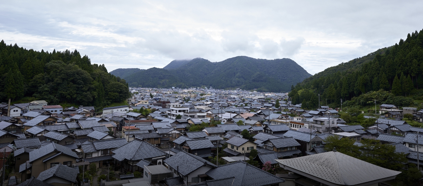 山に囲まれた五箇を見下ろす。古代の越前市周辺にはものづくりの技術をもった渡来人が集住していた。製紙技術も渡来人に学んだと考えられている。