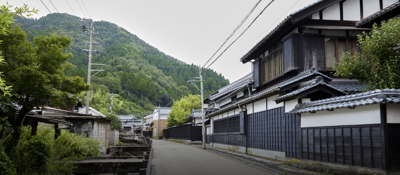 五箇の街並み。江戸時代、五箇の紙は広い範囲に流通し、紙仲買業者は大豪商として越前の物流をおさえた。