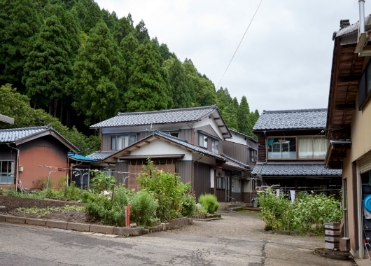 岩野市兵衛氏の工房。紙の神社、岡太・大瀧神社がある集落の奥に位置し、自宅と工房と、水を使う作業をする「川小屋」が立ち並ぶ。
