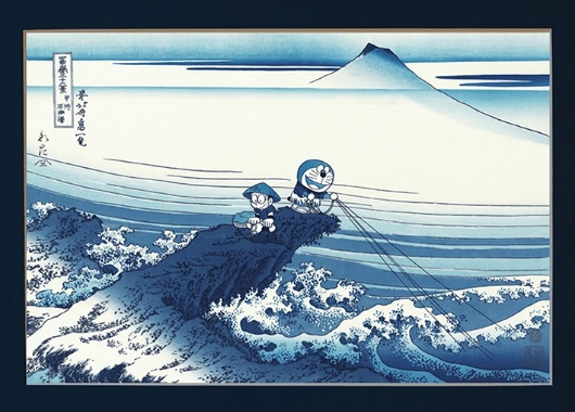 ドラえもん浮世絵木版画「富嶽三十六景 甲州石班澤」版三制作 ⒸFujiko-Pro 発売年2018年
                岩野市兵衛氏の奉書を使用し、伝統的な技法で刷られた現代の浮世絵版画のシリーズより。ドラえもんとのび太が北斎の名画の登場人物に扮している。
                画像提供：株式会社版三