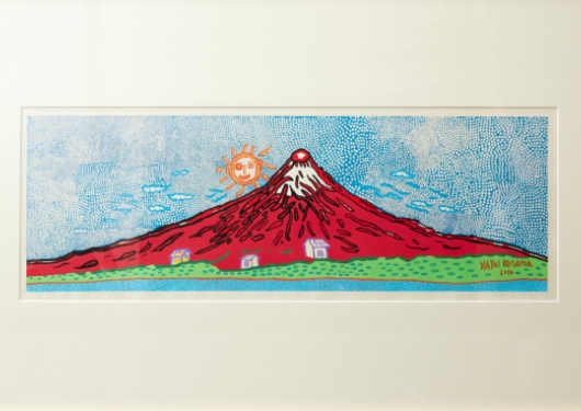 草間彌生 七色の富士「富士山、わたし大好き」
                制作年2014年（出版年2015年）©YAYOI KUSAMA
                岩野市兵衛所蔵
                水玉の女王と呼ばれる美術家が初めて富士と間近に対峙した作品を木版画にするにあたり、岩野市兵衛氏の奉書が選ばれた。