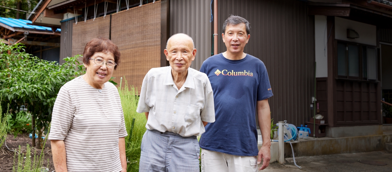岩野市兵衛氏の奉書は、多くの作家の作品により長い命を与える守り神のような存在だ。「紙は神に通じる」というが、紙の神様に捧げられたその人生は家族の愛情に支えられながら人々の喜びと感謝とともに続く。