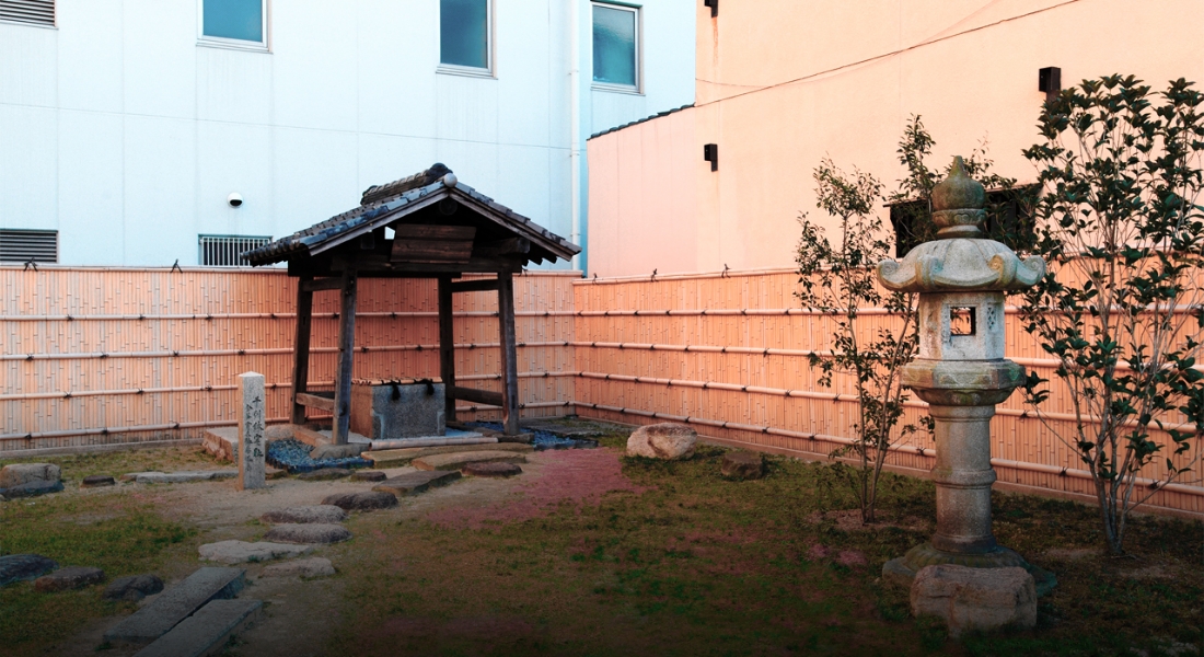 千利休屋敷跡には、利休愛用の井戸が残る（所有・管理：裏千家今日庵）。近くには利休の師、武野紹鴎の屋敷跡もある。
