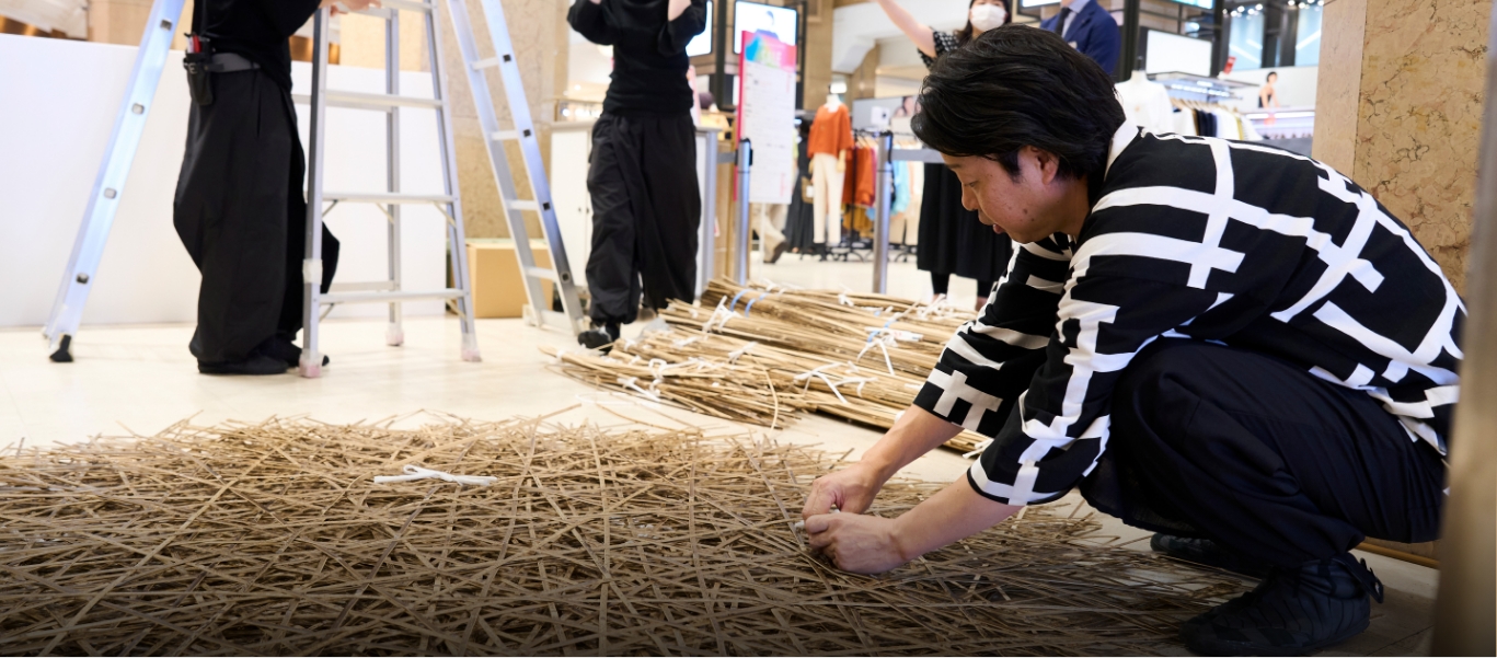日本橋髙島屋の開店90周年を記念して行われたインスタレーション「LIFE CYCLES」では制作過程も公開。弟子とともに竹を編む姿も人々を引き付けた。