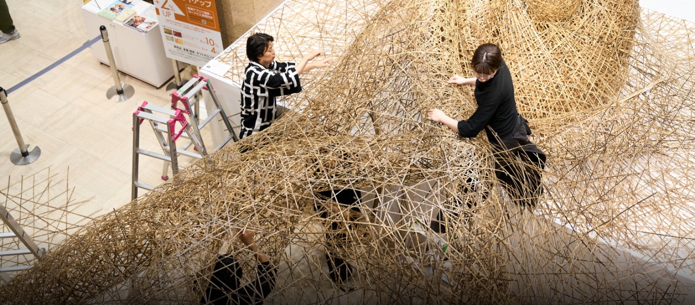 今回の制作期間は5日間。国内では一部を事前に工房で制作して会場での制作時間を短縮しているが、すべて現場で編むと制作に2週間～1ヶ月ほど要する。