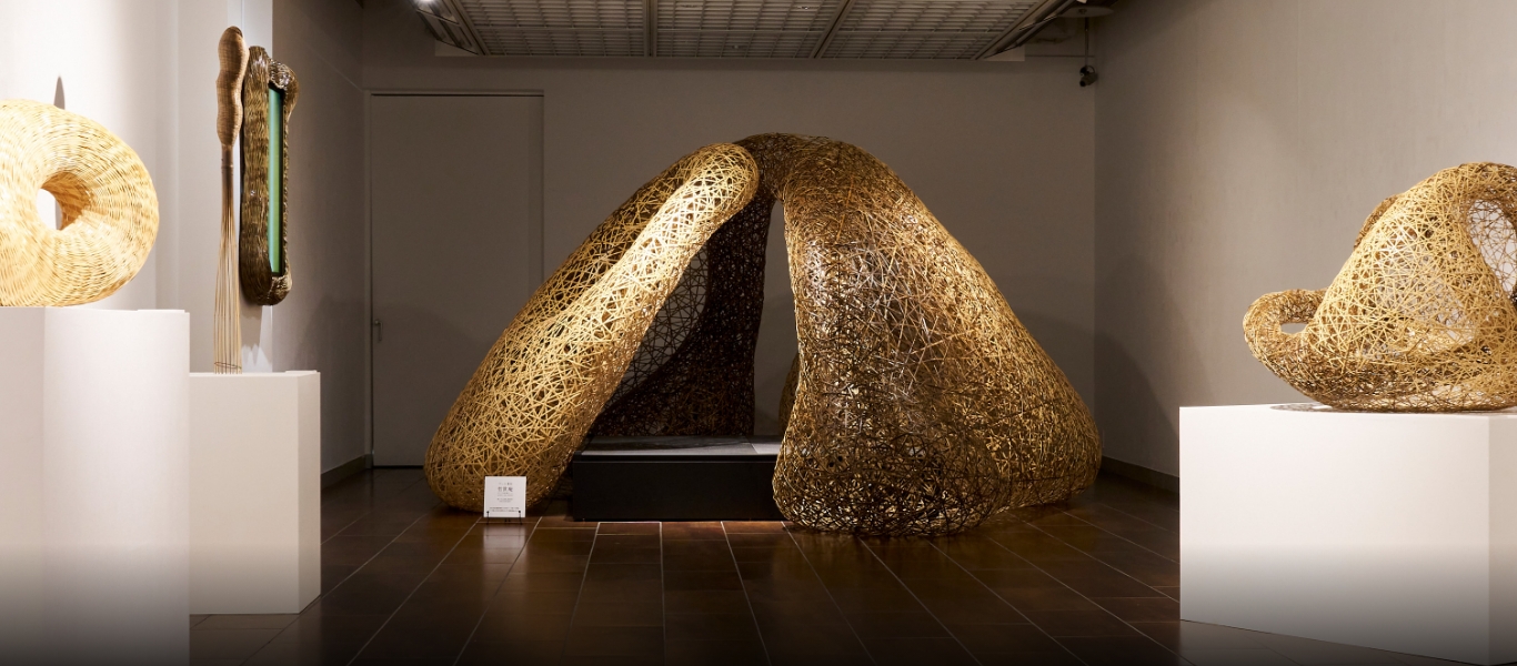 竹で編んだ茶室は、亭主と客2名での利用を想定。掛け軸のように使えるデジタルアート作品とセットで販売している。