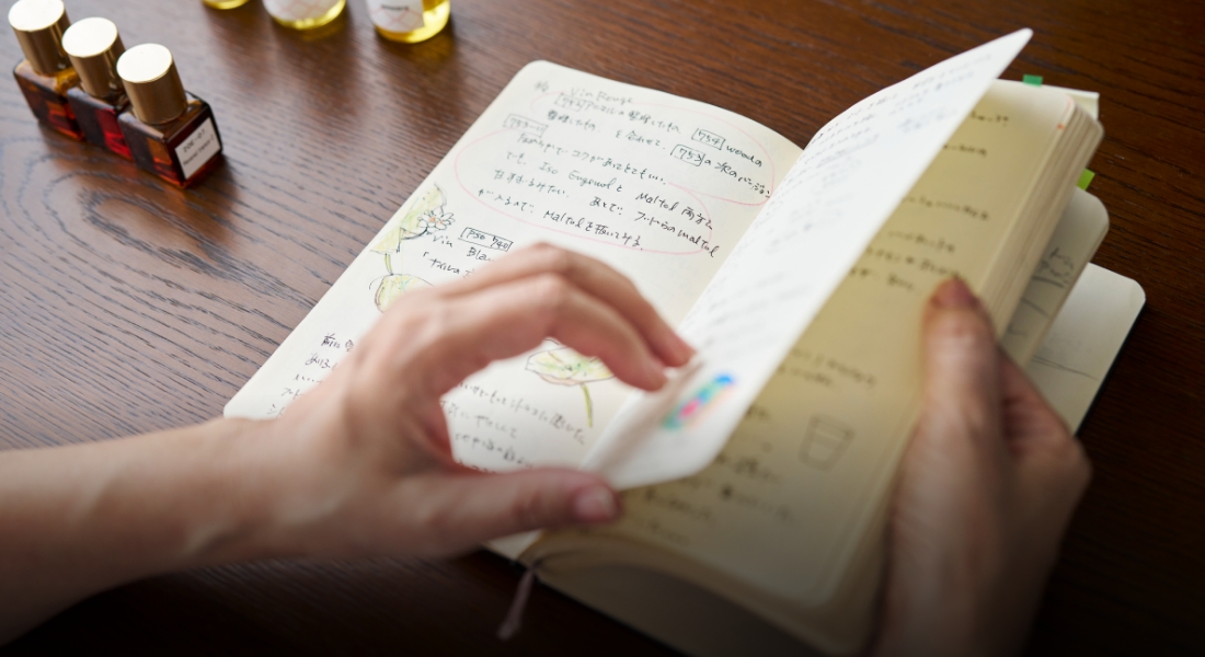 調香のアイディアを書き留めているノート。インスピレーションを言葉や絵で残し、
              自身の新作を創作する際の手がかりとする。