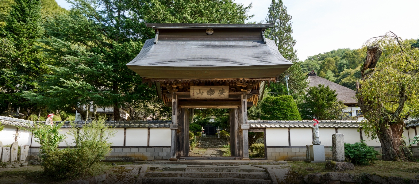 長野県佐久市郊外に位置する曹洞宗の寺院、吉祥寺。天文9年（1540）武田信玄が佐久を攻めた際、戦死者供養の大法要を行った地と伝えられる。