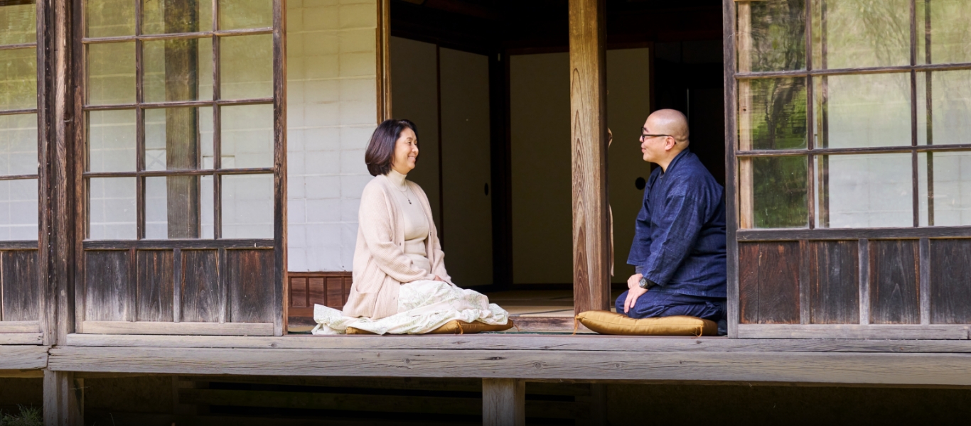 住職の三戸部全明氏と。三戸部氏は十六世紀に創建された吉祥寺の歴史や伝説を調べ、訪れた人々に伝えている。