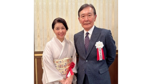 香水はファッションの一部として捉えられ、「香水による日本文化の外交」という活動に理解を得ることが難しい場面も多かった。それだけに、2023年12月、「令和5年度文化庁長官表彰」を受け、政府に香水を文化として認められた意義は大きいと感じている。写真は授賞式で、第23代文化庁長官都倉俊一氏と。
