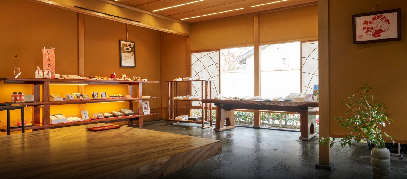 京都市・下鴨神社近くの和菓子店「宝泉堂本店」。日本伝統素材の内装に、1999年から2009年にかけて宮本氏が手がけた商品棚と卓を配置する。