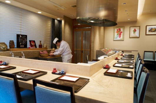 銀座の一等地のビルにある「てんぷら近藤」。天ぷらの名店として世界に知られる。様々な分野のプロの料理人にもファンが多い。