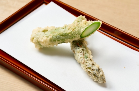 グリーンアスパラの天ぷらは近藤氏の創作。国内で栽培が始まった頃ホテルの洋食担当者に紹介され、山菜のシオデに似た風味に着目した。