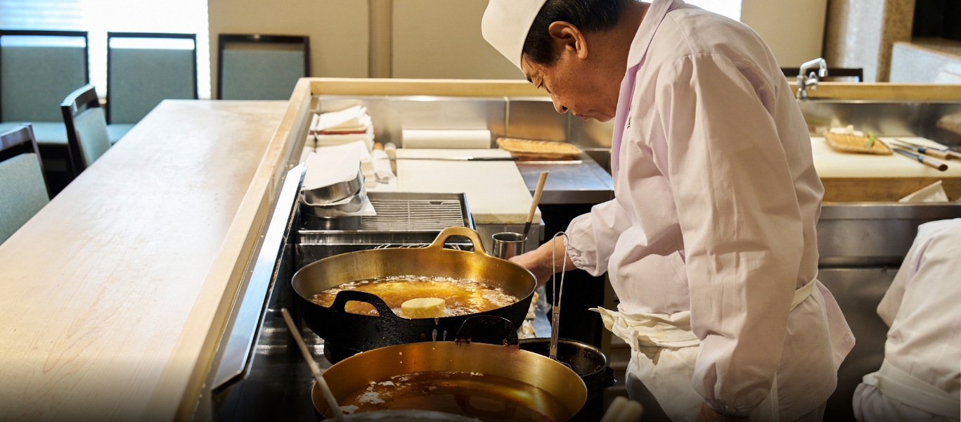 撮影用にさつまいもの天ぷらを20分かけて揚げる。時間がかかるメニューも独立後は自由に提供できるようになった。