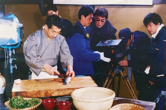 池波正太郎原作、藤田まこと主演のドラマ「剣客商売」シリーズでは料理監修を担当。撮影中は店休日ごとに京都の太秦に出向いた。（写真提供：てんぷら近藤）