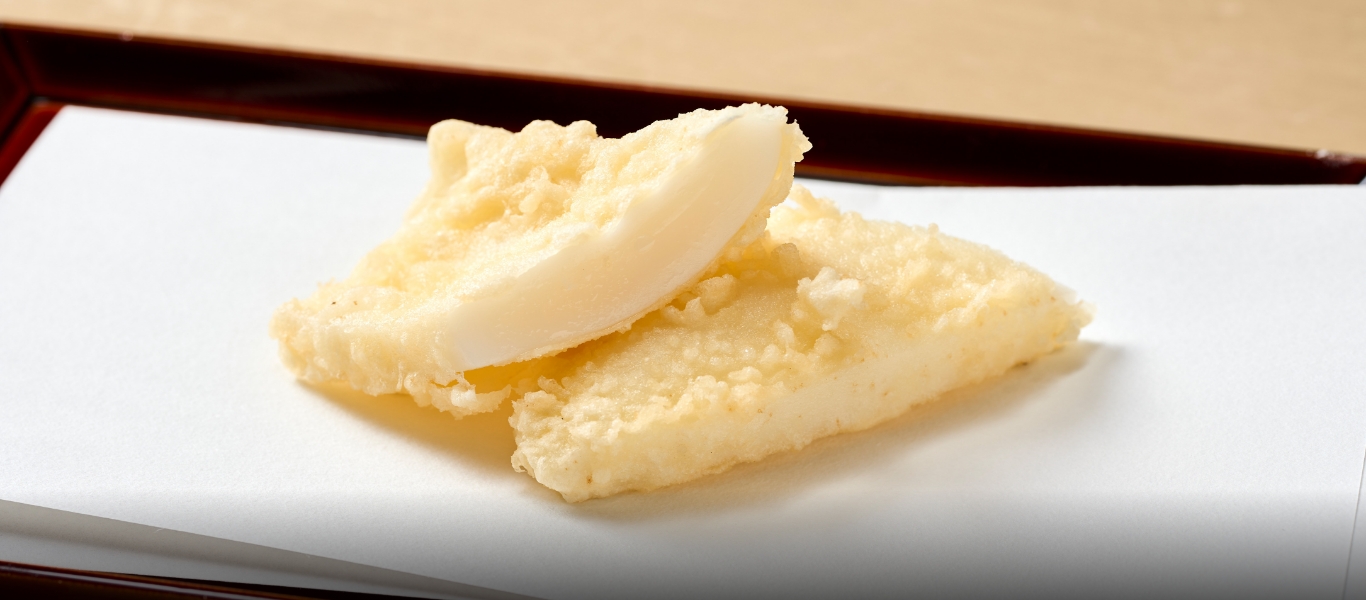 墨烏賊の天ぷら
              高温でさっと、中に生の部分を残す程度に揚げ、ふっくらした食感に。