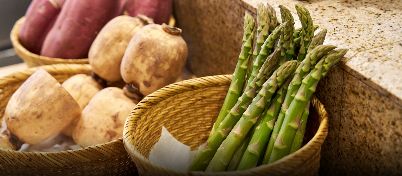 日本各地の生産者が丹精込めてつくった美しい野菜たちが目の前で調理されるのを眺める楽しさも「てんぷら近藤」ならではの魅力だ。