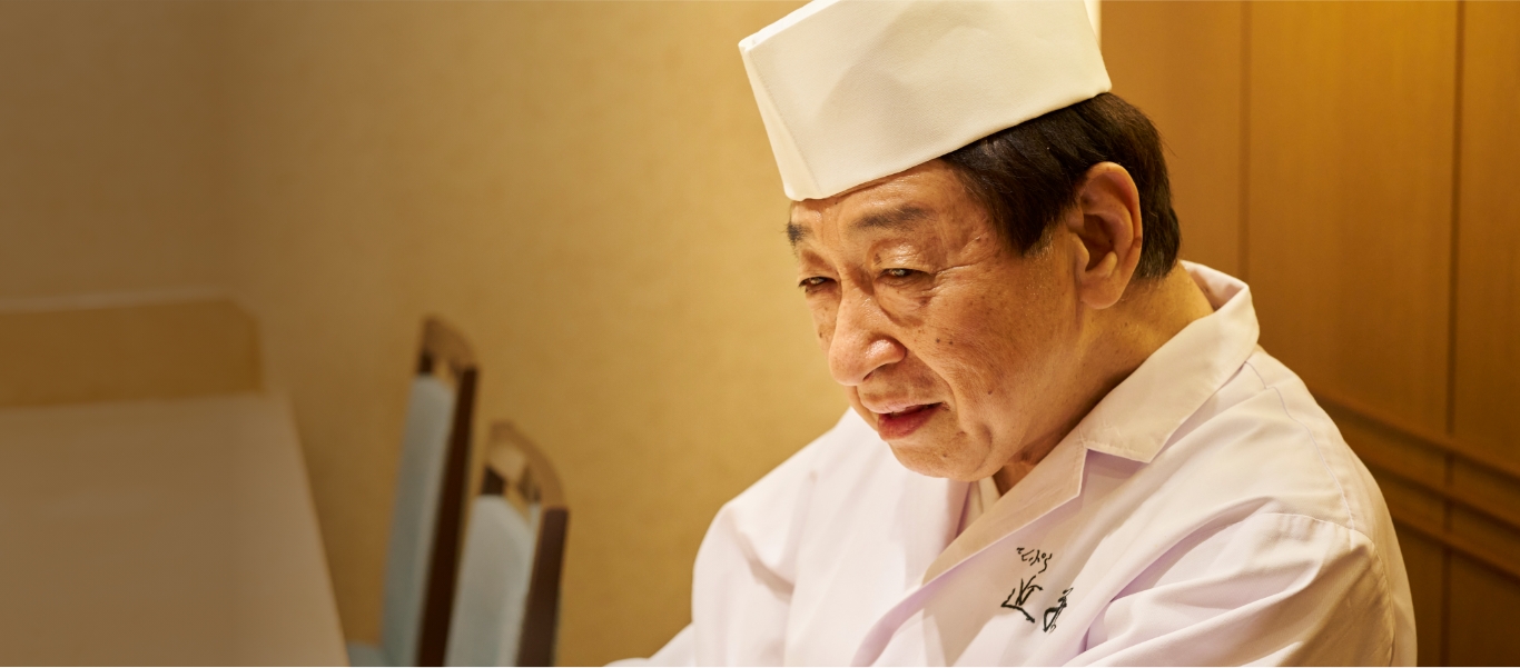 今では「てんぷら近藤」の名は
          世界的に知られるが、
          外国からの予約は定員の
          半分までと決めている。日本の自然や文化の豊かさを
          受け継ぐために、
          日本料理の最高峰である、
          天ぷらを日本の人たちに
          心から好きになってもらいたいのである。