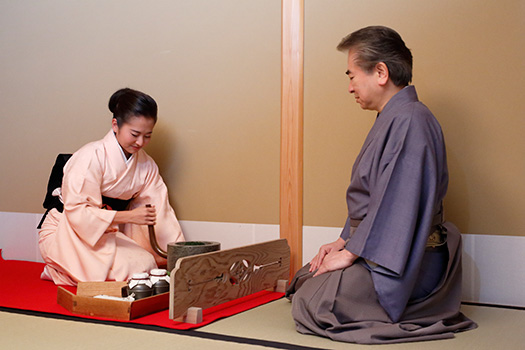 11月、新茶の茶壷の封を切ることを口切（くちきり）といい、取り出した新しい茶葉を石臼で挽く。小堀遠州所持の転合庵茶臼を回す次女・小堀優子さんは昨年宗実家元より「宗翔」の号を授かる。若き日の父と同じく、父の姿を見て学ぶ日々を送る。