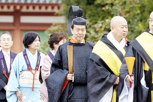烏帽子や直衣は現代のものだが、手にする笏（しゃく）はいつの時代から三條西家にあるものかわからない。