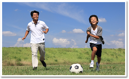サッカーする親子