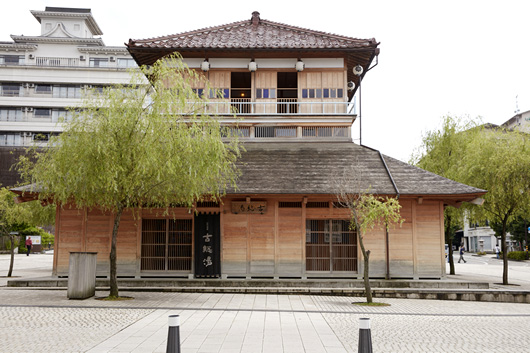 江戸時代は大聖寺藩前田家や、北前船で稼いだ商人たちが疲れを癒しに訪れた山代温泉。明治末には旅館経営者の出資で鉄道が開通し、昭和の終わりまでは北陸一番の賑わいを誇った。