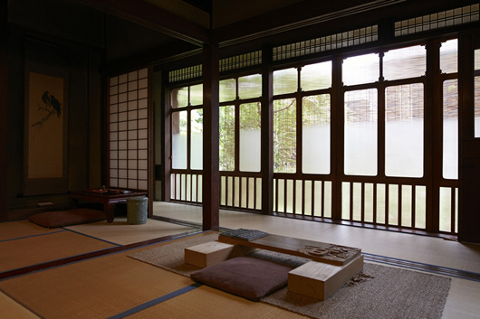 いろは草庵　ここに滞在中の、当時「福田大観」と名乗っていた魯山人は、しばしば旦那衆と囲炉裏を囲み、書や美術などの話に興じたという。