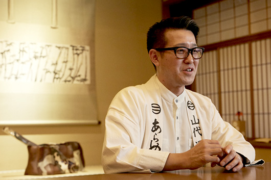 「あらや滔々庵」の永井隆幸氏。宿に残る魯山人作品と現代アートを組み合わせ、国内外の客をもてなす。