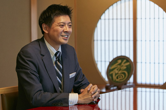 「福田家」四代目、福田貴之さん。「祖父が魯山人の料理に感心したのは、雰囲気を含めてのものではないかと思います。料理長に同じ料理を作らせても同じ美味しさは出せなかった、と魯山人を表現していました。