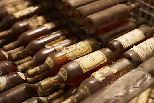 本社のセラーに保存されている昭和のボトルたち。三澤家の人々の誕生年のワインは多めに保存する慣わしがある。