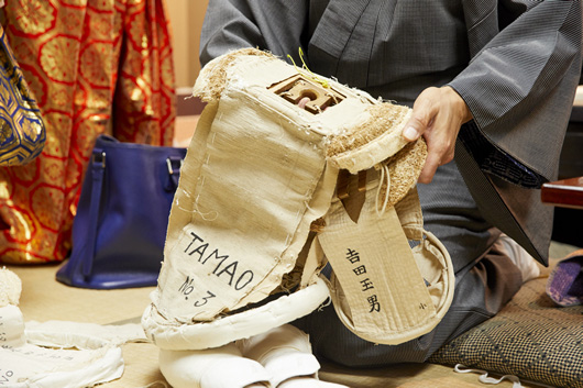 人形の「胴」と呼ばれる部分。上から胴串を挿し入れ、主遣いは胴の下に手を入れて胴串を持つと、胴体があるように見える。肩の形はヘチマを積み重ねてつくられている。
