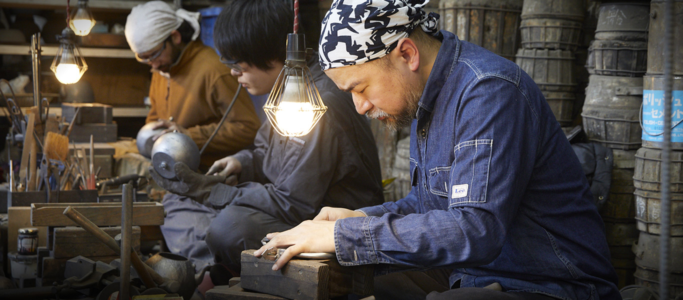 作家として活動しながら、工房運営も担う鈴木成朗氏。東京藝術大学で鋳金を専攻し、同世代の工芸家、デザイナーたちとの交流も広い。