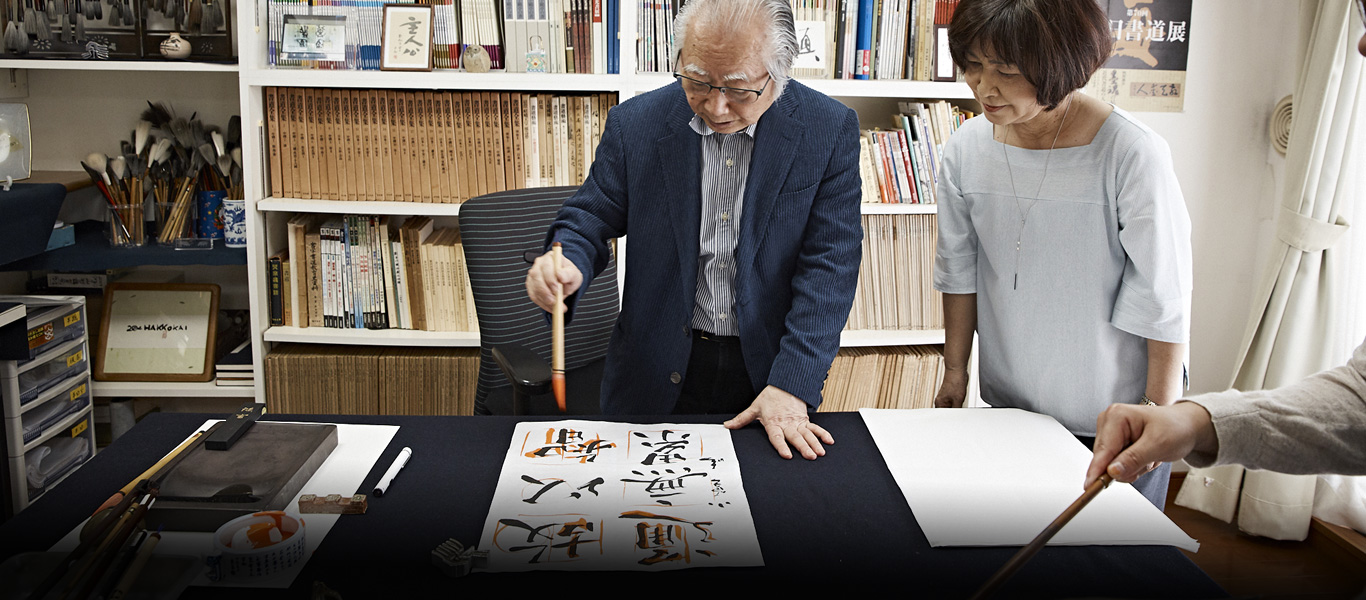 門人の作品に朱を入れる。一本の線を変えるだけで作品全体のバランスが変化する。その鮮やかさは、魔法のようだ。