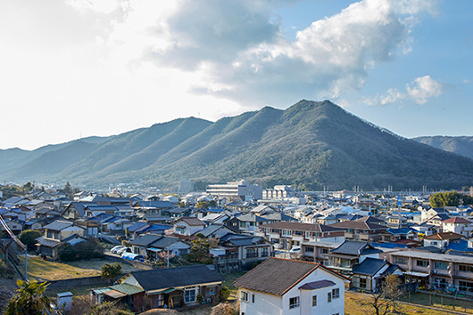 伊部の中心部は備前焼の窯元が多く、住宅の間に窯の煙突が伸びる。現在、備前焼のつくり手は300人近い。