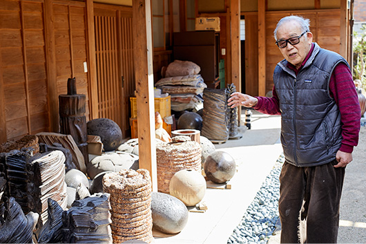 工房の外にも作品や試作原形などが並ぶ。備前には見学できる窯が多いが、こちらは非公開である。