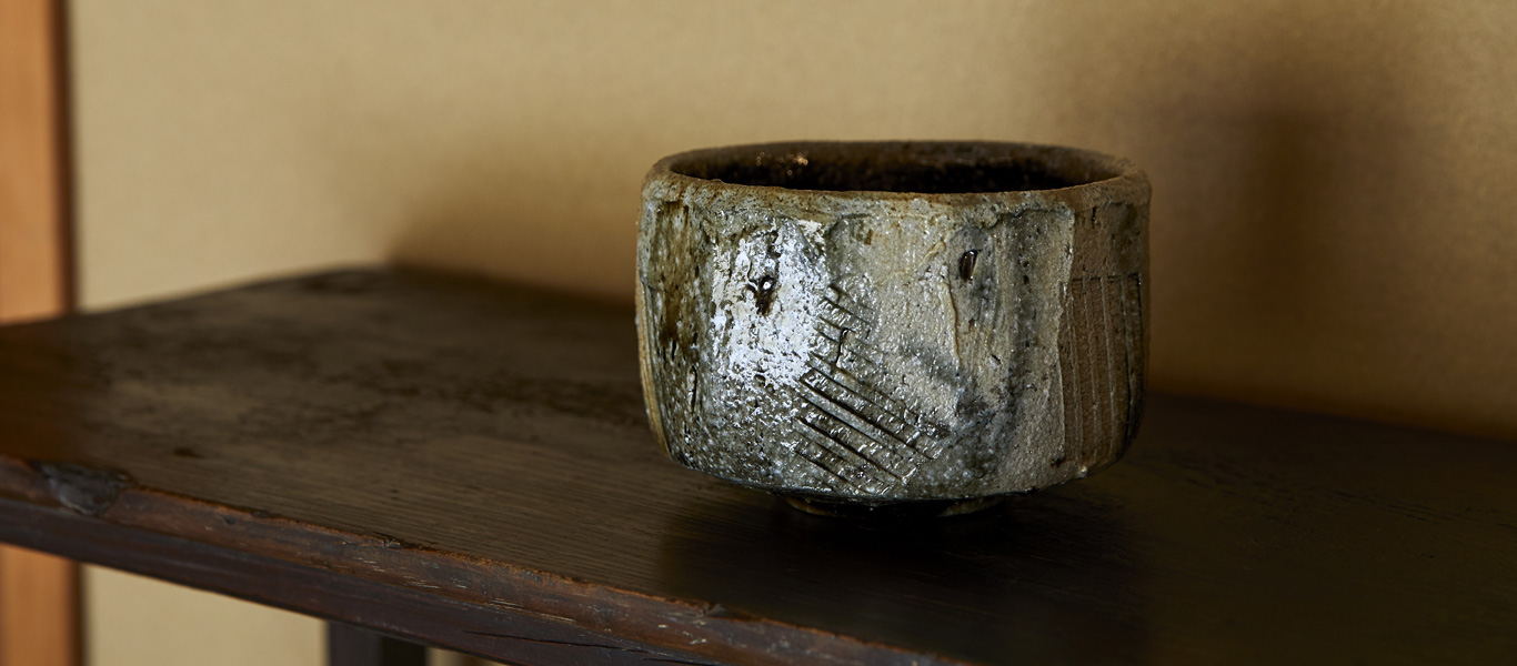 六角茶盌　2016年　鉄分が多く黒い色の土と、鉄分が少なく白い色の土を両方使っている。上から見ると口は六角形である。