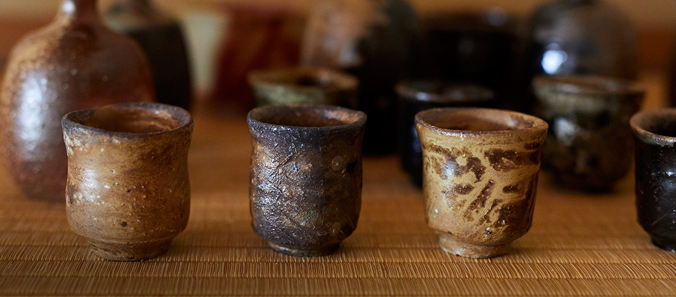 応接の一角に並ぶ、さまざまな湯呑や酒器。掘削地の違う土を長年に渡って集め、意図や用途で使い分けている。