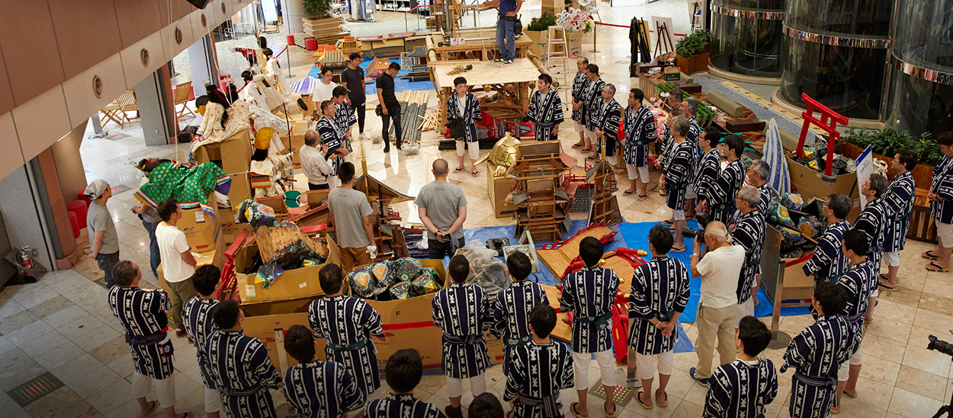 天神一丁目「飾り山」の飾りつけの開始。この状態から合計10時間ほどで完成させる。