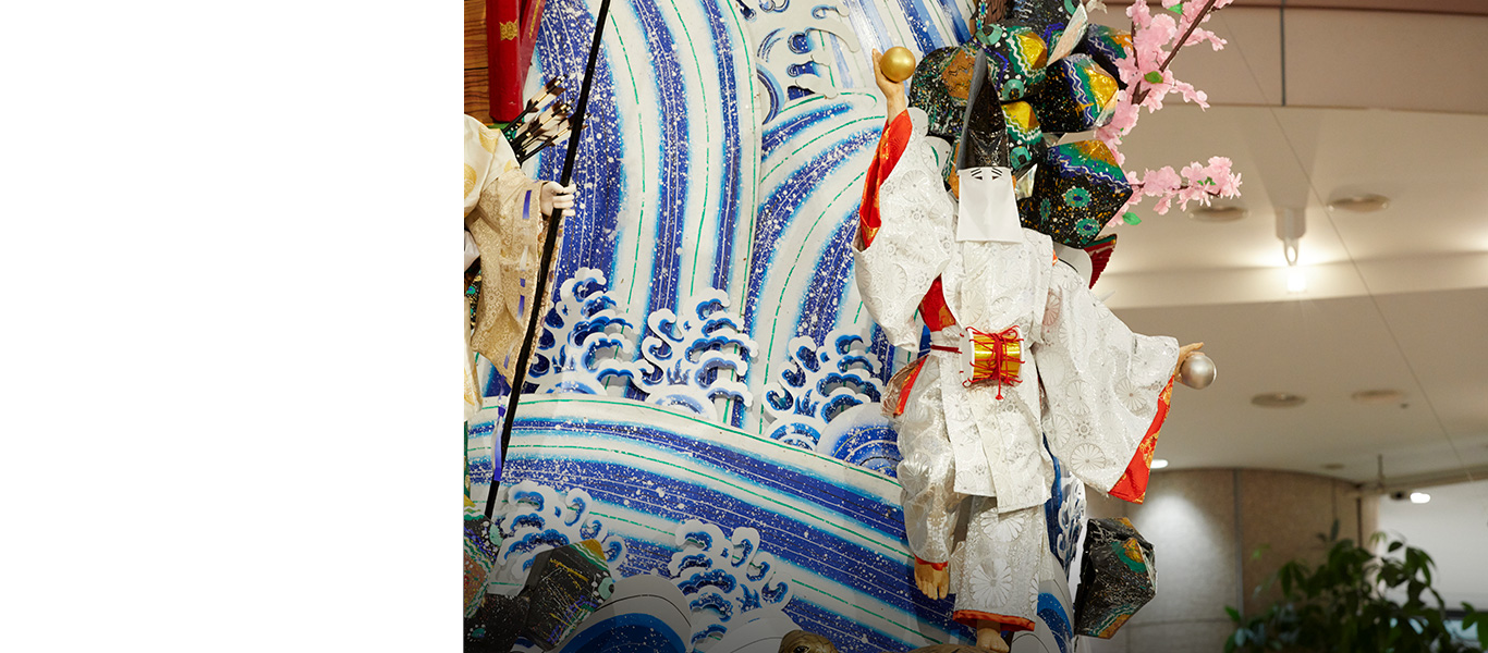 安曇磯良丸は海の神で、牡蠣や鮑がついている顔を恥じていたが、神宮皇后に潮流を司る竜宮を献上したと伝えられる。