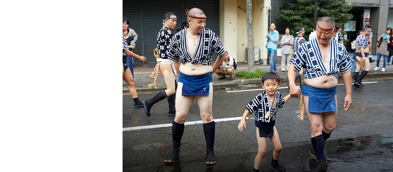 中村家は三世代で参加。博多祇園山笠は法被に締め込みというスタイルを堅持する。