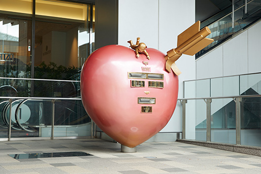 JR博多駅のKITTE前にある「エンジェルポスト」。子どもにも届く高さの投函口がある。思いが届くようにという意味で、矢をつけた。