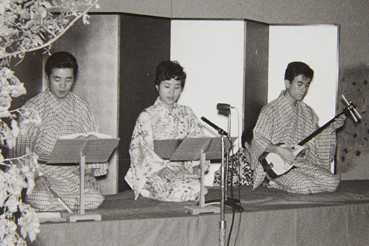 二十代の今藤政太郎氏（写真右端）。学生時代に仲間とテクニックの向上を競い合ったことが、その後の表現の豊かさの土台となった。