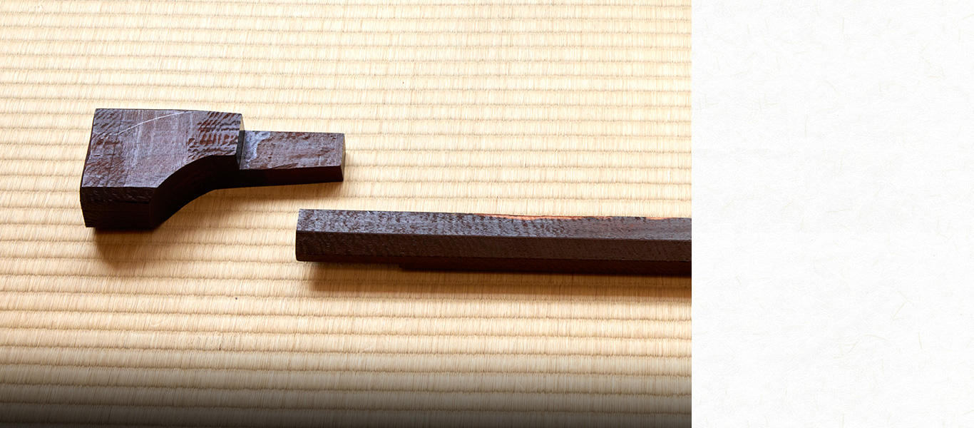 棹の部分に用いる、インド産の紅木。原木を三十年程度寝かせ、十分に枯らしてから最高級の三味線に用いる。（撮影協力：三雅）